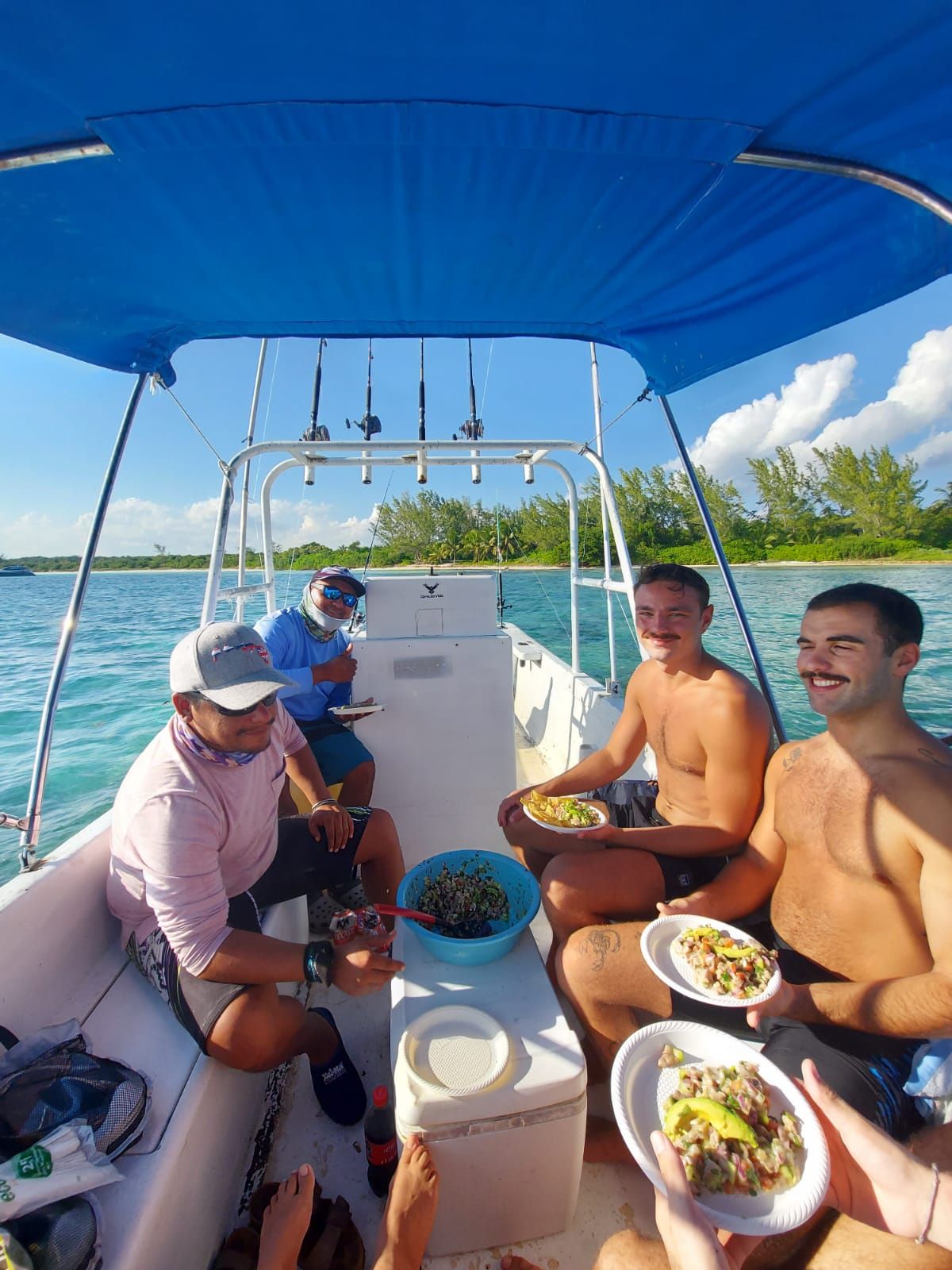 Passer la journée sur un bateau pour pêcher et faire du snorkeling